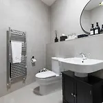 The Penthouse At Dane Court 公寓