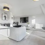 The Penthouse At Dane Court 公寓