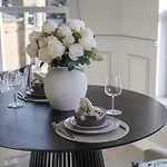 The Penthouse At Dane Court Appartement