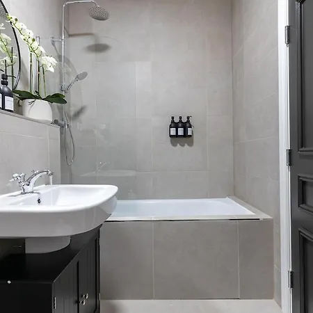 The Penthouse At Dane Court * Harrogate