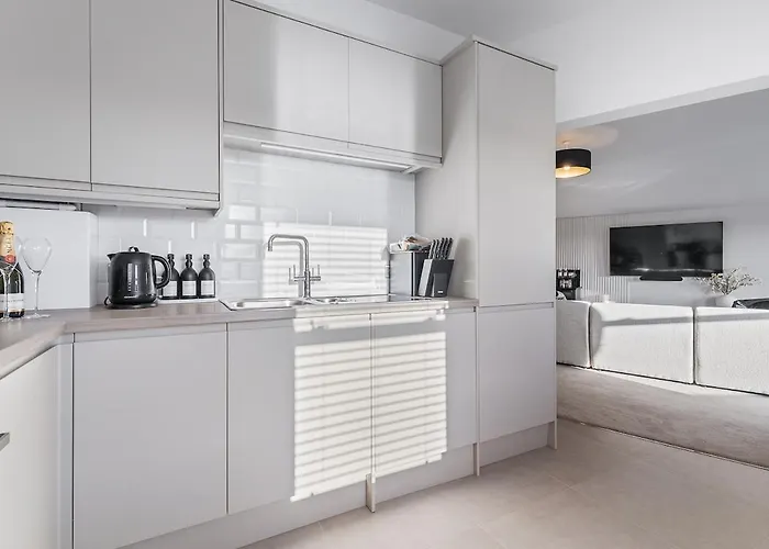 The Penthouse At Dane Court Appartement