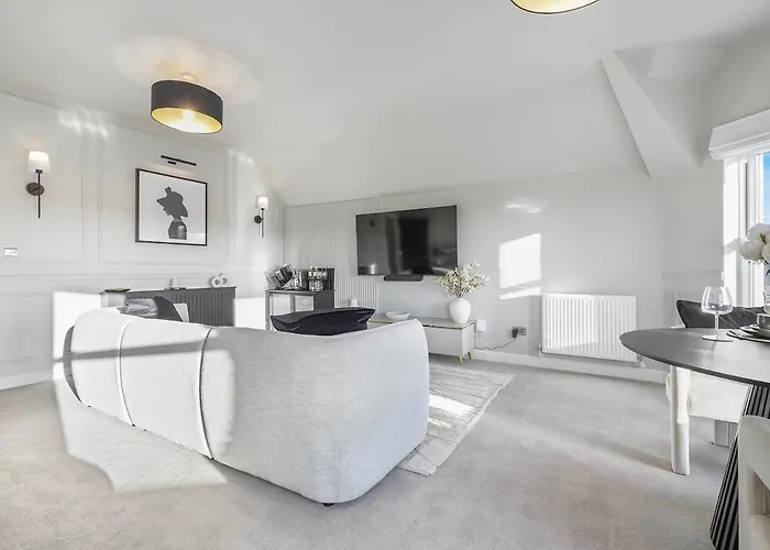 The Penthouse At Dane Court Appartement