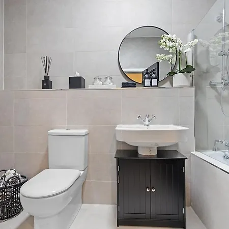 The Penthouse At Dane Court * Harrogate