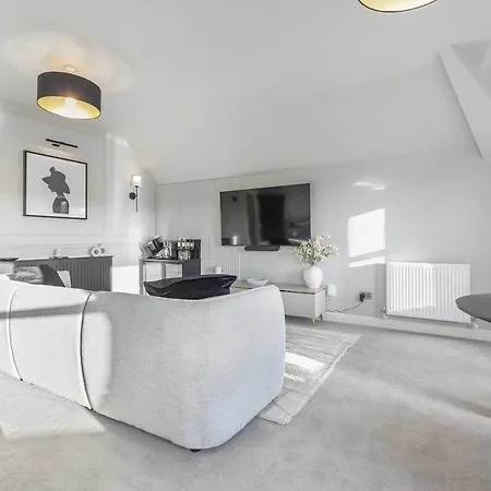 The Penthouse At Dane Court דירה